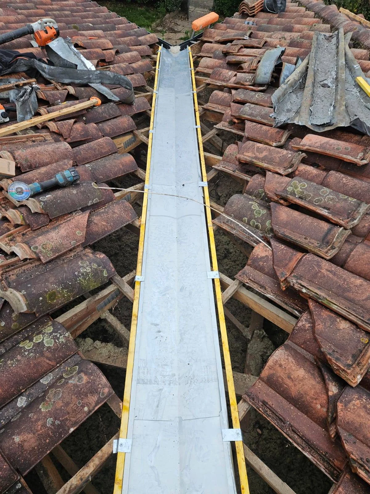 Réparation noue toiture tuiles Alpes-Maritimes